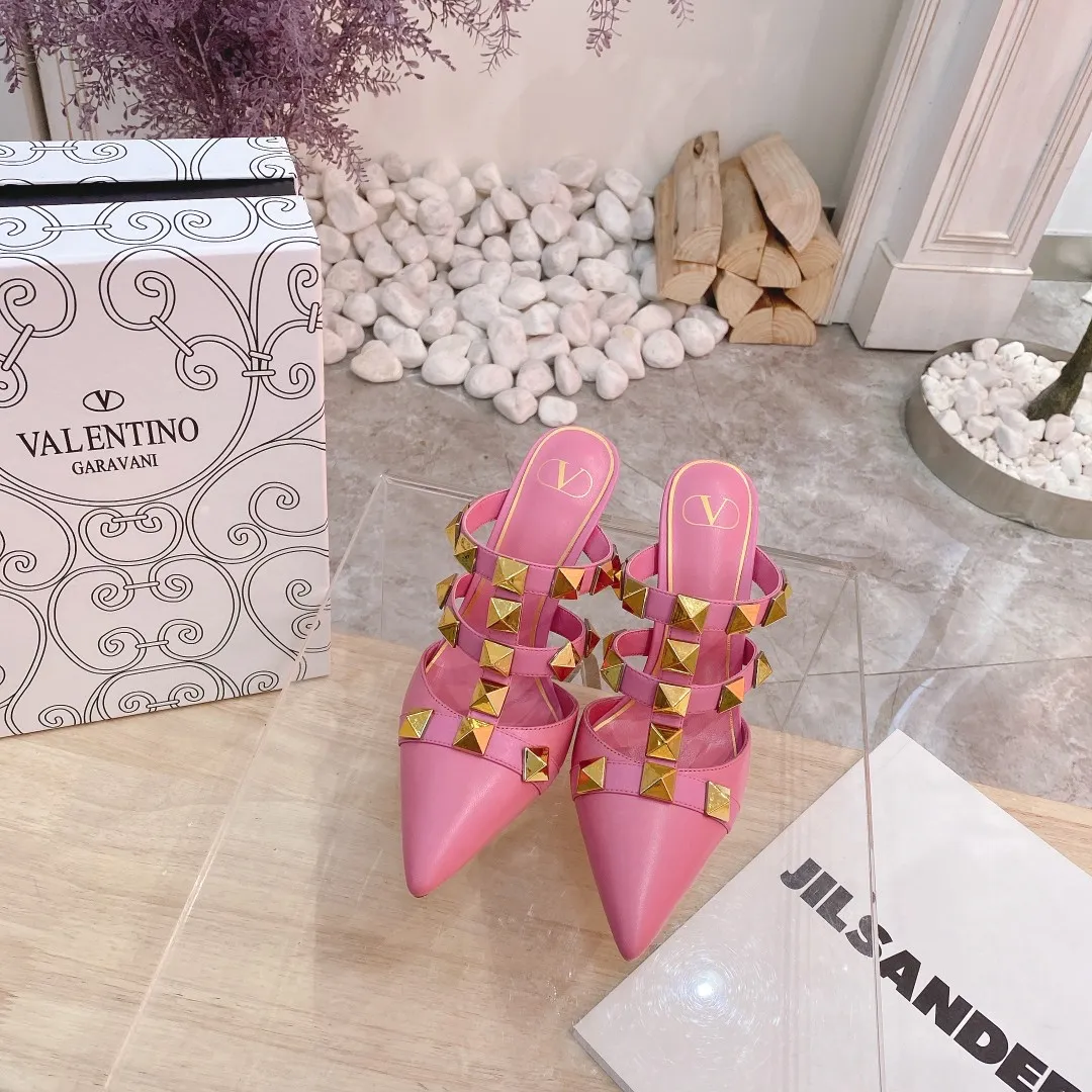 👟👟Ex-factory price 400👟👟 Genuine leather sole +40 (buckle style +10) Valentino Spring and summer new rivet shoes are new☑️ —————————————— The latest golden big rivet elements are full of high-end! Extremely fashionable Heel height: 9.5cm Upper: Matt sheepskin Lining: Sheepskin lining Outsole: Italian genuine leather outsole, rubber sole optional Color: Two styles with 8 colors available Code number: 34-41 (34 and 42 are custom-made and non-returnable) Buckle style: +10 Slippers style: